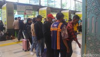 Selain petugas stasiun, para porter juga tampak sigap membantu penumpang membawa koper dan barang bawaan. Kehadiran porter sangat membantu, terutama bagi penumpang lansia, keluarga dengan anak, serta mereka yang membawa barang dalam jumlah banyak, sehingga aktivitas di stasiun tetap berjalan tertib dan lancar.