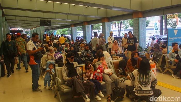 Aktivitas penumpang di Stasiun Pasar Senen, Jakarta Pusat, kian meningkat menjelang libur Natal dan Tahun Baru (Nataru) 2025. Sejak Senin (22/12/2025), arus keberangkatan tampak lebih ramai dibandingkan hari biasa, dengan penumpang berdatangan membawa berbagai barang bawaan untuk perjalanan jarak jauh.