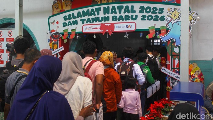 Aktivitas penumpang di Stasiun Pasar Senen, Jakarta Pusat, kian meningkat menjelang libur Natal dan Tahun Baru (Nataru) 2025. Sejak Senin (22/12/2025), arus keberangkatan tampak lebih ramai dibandingkan hari biasa, dengan penumpang berdatangan membawa berbagai barang bawaan untuk perjalanan jarak jauh.