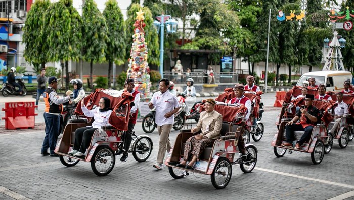 Pengemudi merapikan becak miliknya yang diparkir saat acara Serah Terima Becak Listrik di Balai Kota, Solo, Jawa Tengah, Senin (22/12/2025). Pemerintah Kota Solo menyalurkan sebanyak 200 unit becak listrik bantuan Presiden Prabowo kepada penarik becak sebagai upaya membantu meningkatkan kesejahteraan masyarakat dan mendukung pengembangan pariwisata berbasis transportasi ramah lingkungan. ANTARA FOTO/Mohammad Ayudha/nym.