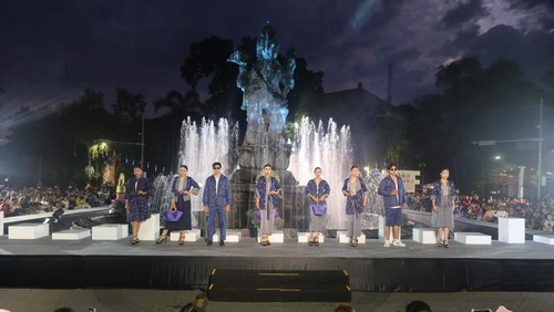 Peragaan busana serangkaian Denfest 2025 di Patung Catur Muka Denpadsar,  Minggu (21/12/2025). (Dok. Pemkot Denpasar)
