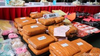 Dalam pengungkapan ribuan kasus tersebut, polisi juga menyita barang bukti narkotika dengan total berat mencapai 387,34 kilogram, yang dipaparkan di Mapolda Metro Jaya, Jakarta, Senin (22/12/2025).