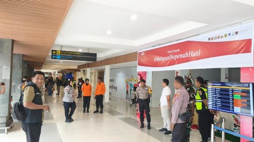 Personel Polda NTT saat melakukan pengamanan di Bandara El Tari Kupang, NTT, Senin (22/12/2025). (Foto: Dok. Polda NTT)