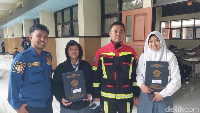 Saat Damkar Jadi Ortu Dadakan Ambil Rapor Siswi SMK di Cimahi