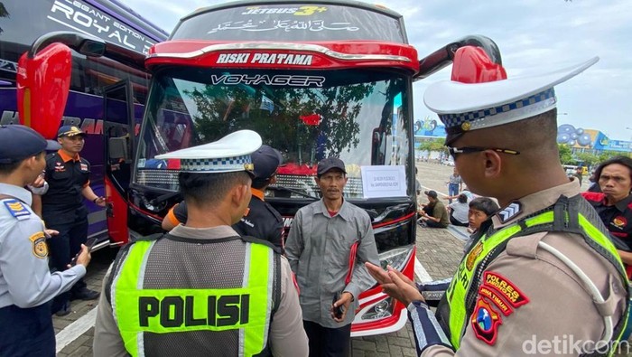 Satlantas Polres Lamongan Ramp Check Bus Wisata Jelang Libur Nataru