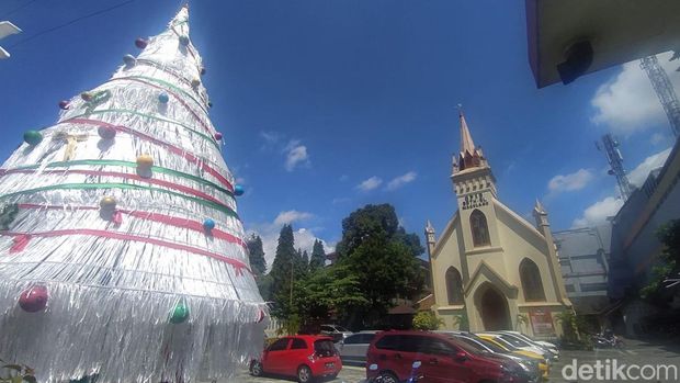 Pohon Natal di Gereja Protestan di Indonesia Bagian Barat (GPIB) Beth-El Magelang. Foto diambil Senin (22/12/2025).