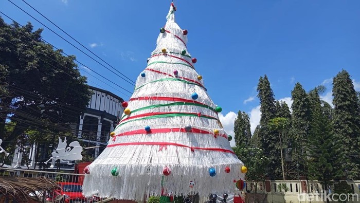 Pohon Natal di Gereja Protestan di Indonesia Bagian Barat (GPIB) Beth-El Magelang. Foto diambil Senin (22/12/2025).