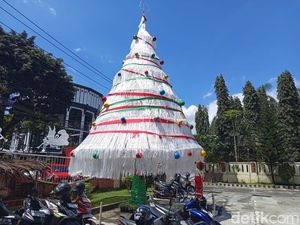 Unik! Pohon Natal 10 Meter di Gereja Magelang dari 35 Kg Rafia
