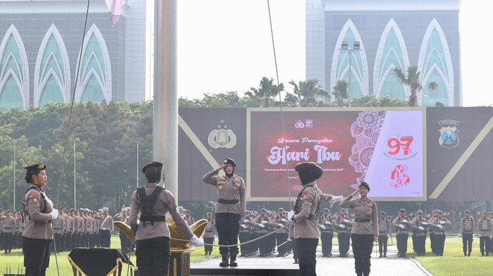 Polda Jatim Gelar Upacara Hari Ibu, Tegaskan Perempuan Motor Perubahan