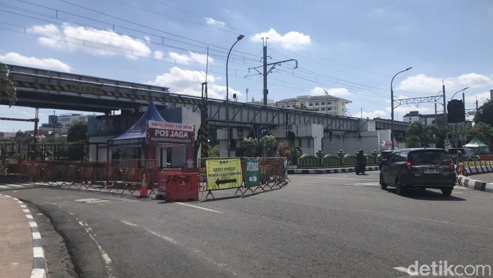 Pos pantau di Akses masuk ke Jembatan Kewek, Senin (22/12).