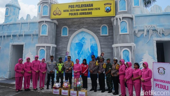 Intip Posyan Nataru Ala Disneyland yang Viral di Jombang