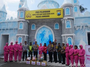 Intip Posyan Nataru Ala Disneyland yang Viral di Jombang