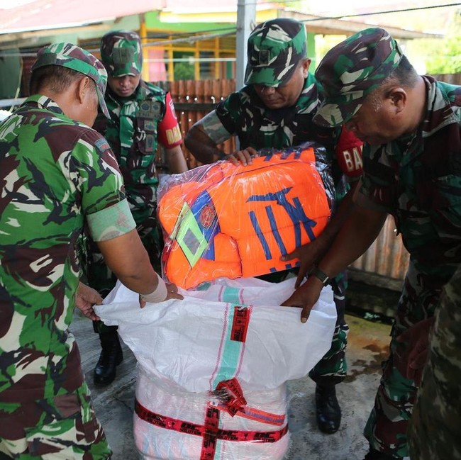 Nelayan Halmahera Barat Terima Jaket Pelampung Untuk Keselamatan Melaut