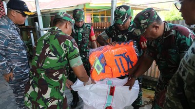 Nelayan Halmahera Barat Terima Jaket Pelampung Untuk Keselamatan Melaut