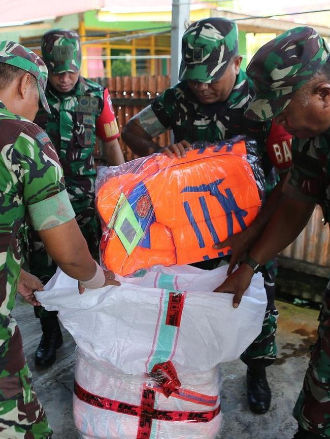 Nelayan Halmahera Barat Terima Jaket Pelampung Untuk Keselamatan Melaut