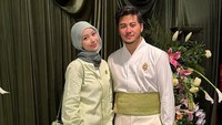 Menyaksikanmu tumbuh menjadi pria seperti sekarang ini adalah salah satu hak istimewa favoritku, bahkan selama fase-fase di mana kamu agak menyebalkan. Dan untuk orang luar biasa yang akan bergabung dengan keluarga kita, terima kasih karena telah mencintainya, memilihnya, dan entah bagaimana berhasil menoleransinya setiap hari. Itu saja sudah membuktikan bahwa kamu sangat istimewa dan sangat sabar @nabilafebrina, ungkap Aquene manis. Foto: Instagram @aqueneazizdjorghi