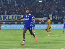 Ramon Tanque Bawa Persib Ungguli Semen Padang di Babak Pertama
