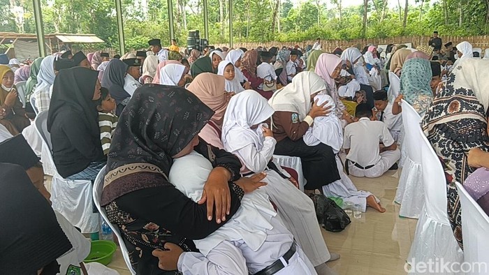 Tangis Haru Saat Ratusan Siswa MI di Sumenep Basuh dan Cium Kaki Ibu