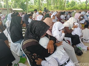 Tangis Haru Saat Ratusan Siswa MI di Sumenep Basuh dan Cium Kaki Ibu