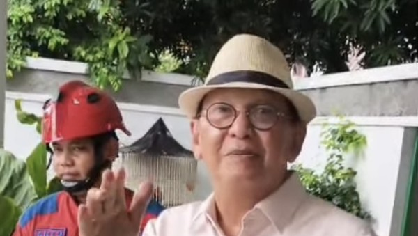 Damkar Lagi-lagi Gercep! Kronologi Ular Sanca Ditemukan di Rumah Roy Marten