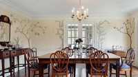 Ruang makan juga diubah. Meskipun dinding masih terpasang wallpaper, nuansa modernnya lebih terasa dan terlihat sangat berbeda dengan tampilan ruang makan di versi sebelumnya. Meskipun masih bergaya vintage, meja makan dan kursi juga diperbarui. Kabinet tak lagi tampak di ruangan tersebut. Foto: @chicago.r3altor via Instagram