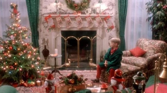 Ruang Utama Film Home Alon di Tahun 90, tampak hangat dengan nuansa vintage