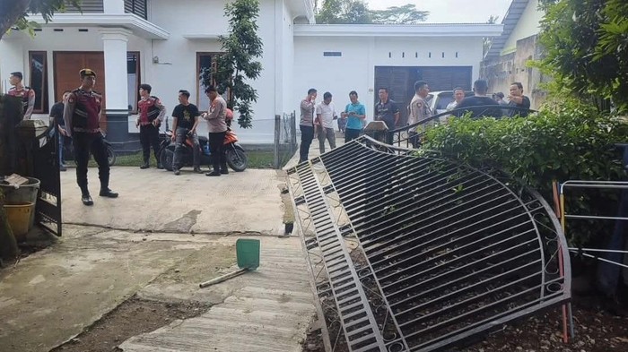 Rumah Orang Tua dari Pria yang Bacok Penjaga Pasar di Lubuklinggau Dimassa