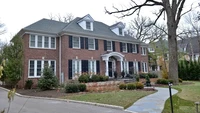Di awal tahun 2025, rumah itu kembali dibeli oleh seseorang. Setelah rumah itu direnovasi dengan tampilan modern, banyak fans mengkritik rumah itu. Alih-alih terlihat lebih modern, rumah itu malah tampak asing karena karakternya hilang. Saat ini, pemilik yang baru akan melakukan restorasi pada rumah tersebut untuk dikembalikan ke bentuk awal dengan nuansa interior era 90-an. Foto: New York Post