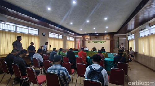 Sejumlah warga Desa Sudaji mendatangi Kantor Kejaksaan Negeri (Kejari) Buleleng, Senin (22/12/2025). (Foto: Made Wijaya Kusuma/detikBali)