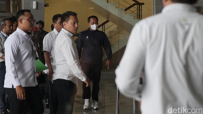 Kasi Perdata dan Tata Usaha Negara (Datun) Kejaksaan Negeri Hulu Sungai Utara (HSU), Kalimantan Selatan, Taruna Fariadi, digiring ke Gedung Komisi Pemberantasan Korupsi (KPK), Jakarta Selatan, Senin (22/12/2025). Taruna diserahkan oleh pihak Kejaksaan Agung untuk menjalani proses hukum lebih lanjut terkait operasi tangkap tangan (OTT).