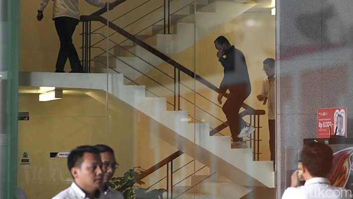 Kasi Perdata dan Tata Usaha Negara (Datun) Kejaksaan Negeri Hulu Sungai Utara (HSU), Kalimantan Selatan, Taruna Fariadi, digiring ke Gedung Komisi Pemberantasan Korupsi (KPK), Jakarta Selatan, Senin (22/12/2025). Taruna diserahkan oleh pihak Kejaksaan Agung untuk menjalani proses hukum lebih lanjut terkait operasi tangkap tangan (OTT).