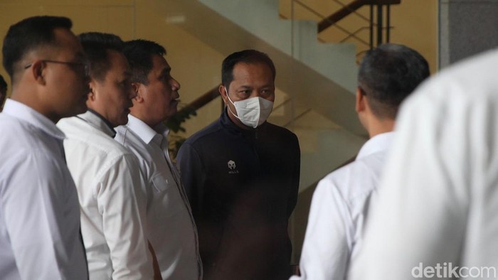 Kasi Perdata dan Tata Usaha Negara (Datun) Kejaksaan Negeri Hulu Sungai Utara (HSU), Kalimantan Selatan, Taruna Fariadi, digiring ke Gedung Komisi Pemberantasan Korupsi (KPK), Jakarta Selatan, Senin (22/12/2025). Taruna diserahkan oleh pihak Kejaksaan Agung untuk menjalani proses hukum lebih lanjut terkait operasi tangkap tangan (OTT).