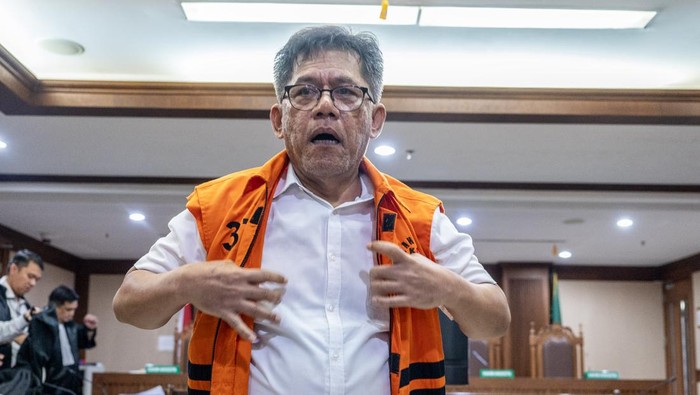 Terdakwa kasus dugaan suap izin pemanfaatan kawasan hutan Dicky Yuana Rady menggunakan rompi tahanan usai sidang pembacaan dakwaan di Pengadilan Tipikor, Jakarta, Senin (22/12/2025). Mantan Dirut PT Inhutani V Dicky Yuana Rady didakwa menerima suap senilai 199 ribu dolar Singapura atau setara dengan Rp2,55 miliar (kurs Rp12.800 per dolar Singapura) terkait kasus dugaan suap dalam kerja sama pengelolaan kawasan hutan di lingkungan Inhutani V pada 2024-2025. ANTARA FOTO/Bayu Pratama S/foc.