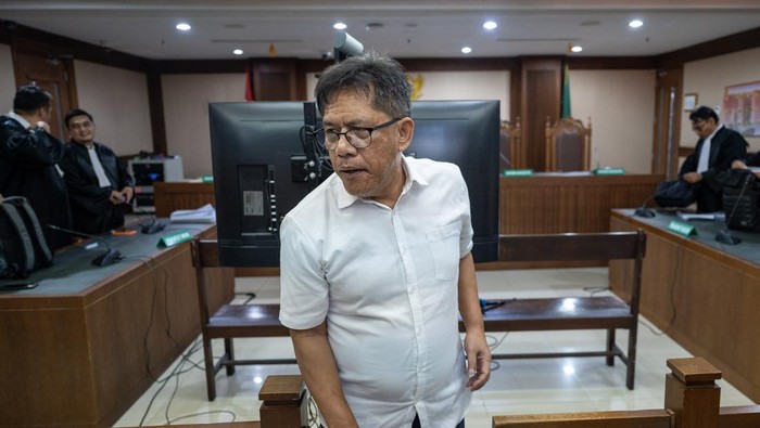 Terdakwa kasus dugaan suap izin pemanfaatan kawasan hutan Dicky Yuana Rady menggunakan rompi tahanan usai sidang pembacaan dakwaan di Pengadilan Tipikor, Jakarta, Senin (22/12/2025). Mantan Dirut PT Inhutani V Dicky Yuana Rady didakwa menerima suap senilai 199 ribu dolar Singapura atau setara dengan Rp2,55 miliar (kurs Rp12.800 per dolar Singapura) terkait kasus dugaan suap dalam kerja sama pengelolaan kawasan hutan di lingkungan Inhutani V pada 2024-2025. ANTARA FOTO/Bayu Pratama S/foc.