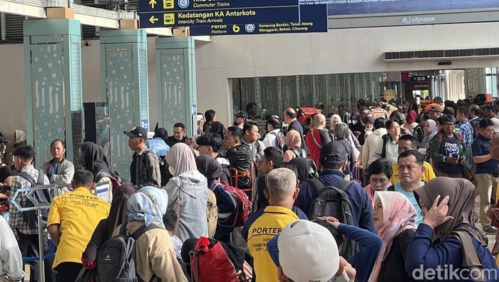 Cerita Pekerja Naik Kereta Mudik Nataru Lebih Awal demi Hindari Kepadatan
