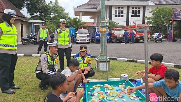 Suasana di pos pengamanan Polres Sragen yang meyediakan wahana permainan, Senin (22/12/2025).