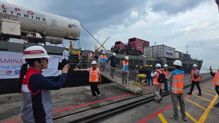 Pakai Kontainer, Ribuan Tabung LPG Dikirim ke Aceh Lewat Laut