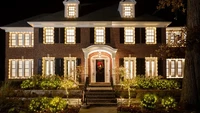 Rumah ikonik dari Film Home Alone, dibangun pada tahun 1926. Hunian bergaya kolonial berbahan bata merah, bertempat di Winnetka, pinggiran kota Chicago, Amerika Serikat. Tampak depan rumah tersebut terlihat khas dan estetik, dengan satu pintu utama dan dilengkapi 15 jendela yang menghadap luar. Lampu-lampu khas natal juga terpasang dibagian depan, memperindah tampilan. Foto: New York Post