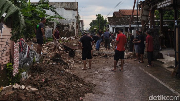 Diterjang Lisus, Tembok Eks Pabrik Tekstil di Sukoharjo Ambruk Timpa Rumah