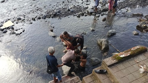 Evakuasi Ni Komang Pande Arianti, remaja putri yang tenggelam di Tukad Kali Unda, Desa Paksebali, Kecamatan Dawan, Minggu (21/12/2025).
