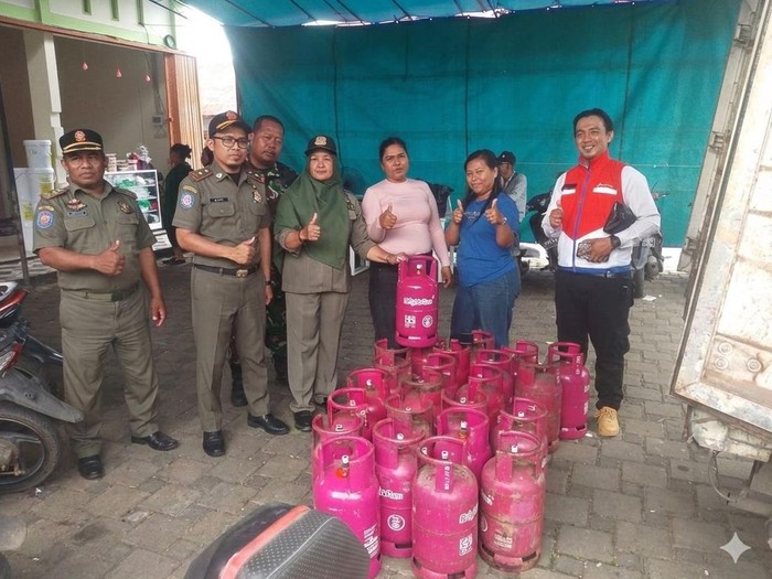 Tim gabungan menertibkan pelaku usaha di Pontianak yang masih menggunakan gas elpiji 3 kg bersubsidi.