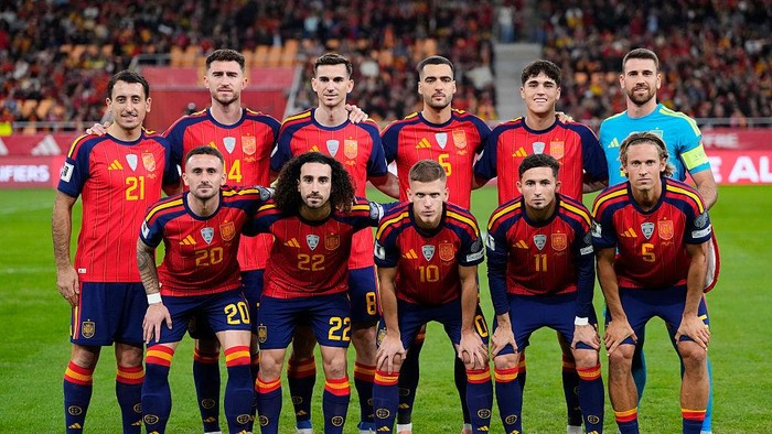 Spain line up (L-R) Mikel Oyarzabal, Aymeric Laporte, Fabian Ruiz, Mikel Merino, Pau Cubarsi, Unai Simon, Aleix Garcia, Marc Cucurella, Dani Olmo, Yeremy Pino, Marcos Llorente during the FIFA World Cup 2026 qualifier match between Spain and Türkiye at Estadio de La Cartuja on November 18, 2025 in Seville, Spain.  (Photo by Jose Breton/Pics Action/NurPhoto via Getty Images)