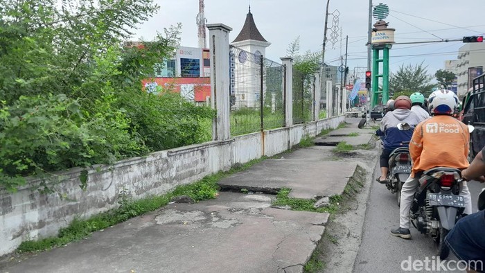 Trotoar Jalan Guru Patimpus Berlubang, Warga: Sudah Bertahun-tahun