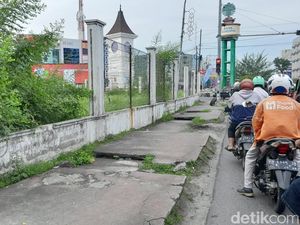 Trotoar Jalan Guru Patimpus Berlubang, Warga: Sudah Bertahun-tahun