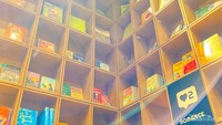 Rak Bookxcess yang tinggi