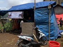 Viral Tenda Pernikahan Unik: Luarnya Terpal Biru, Dalamnya Mewah Lampu-lampu