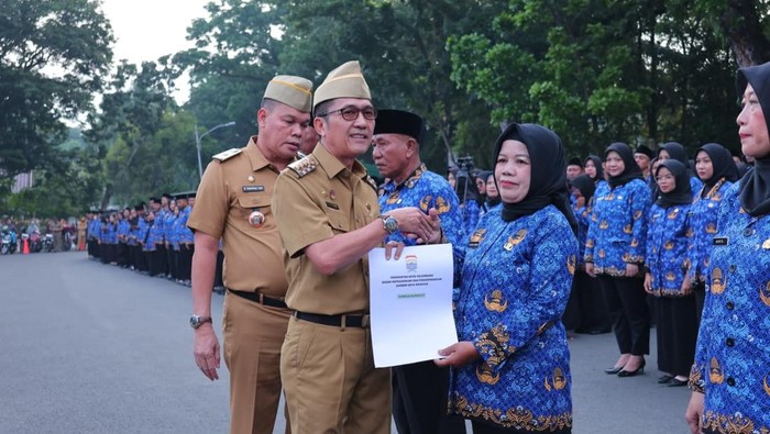 Walkot Palembang Lantik 2.037 PPPK Paruh Waktu, Ada 2 Sosok Diapresiasi
