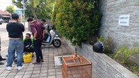 Beberapa orang melakukan COD di depan rumah penyanyi Denny Caknan dan Bella Bonita. (Sugeng Harianto/detikJatim)