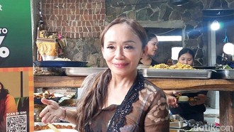 Pesan Semangat di Hari Ibu dari Pemilik Warung Bu Oki nan Legendaris