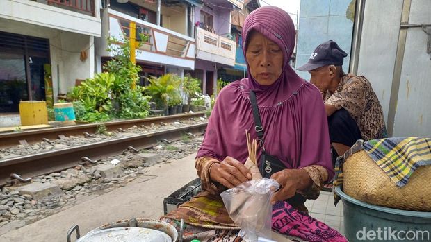 Yummiyeh dan suaminya, pasutri pedagang satai keliling di Dupak Magersari Surabaya.